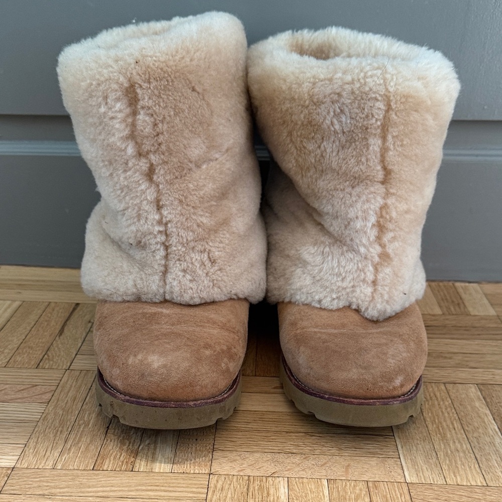UGG Tan Shearling Boots size 9 chestnut Maylin